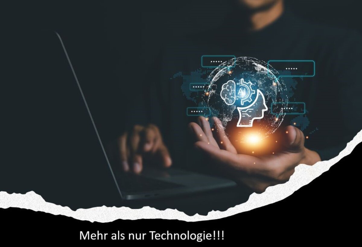 Person mit digitaler Technologie in einer Hand  | © FHV