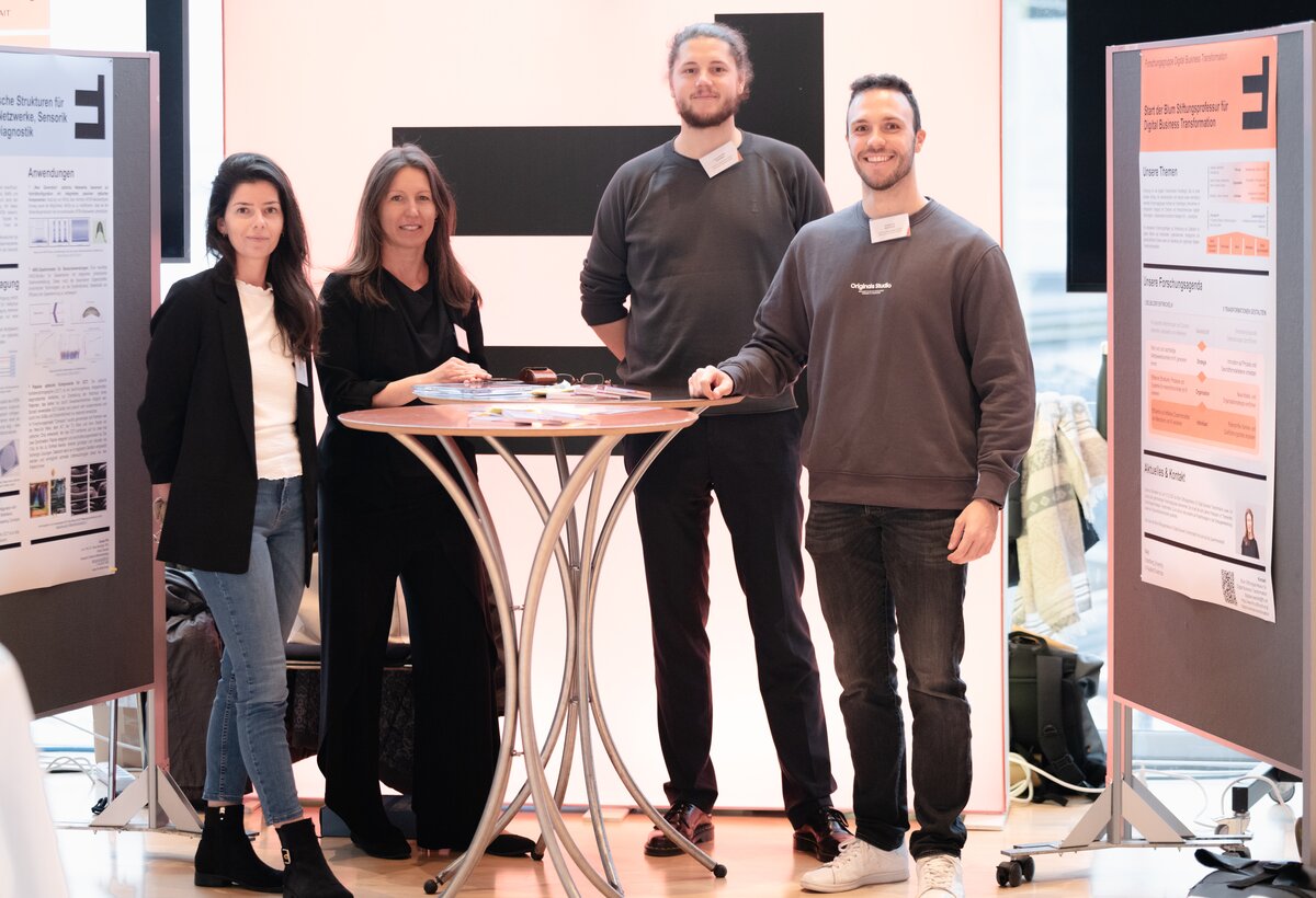 4 Personen nebeneinander | © FHV